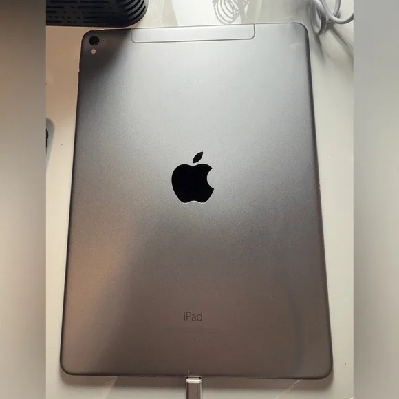 ๐ฅ ๐ Apple iPadOS Pro16 Tablet - 32GB, 9.7โ screen. ๐ฏ % Authentic. - Picture 2 of 3